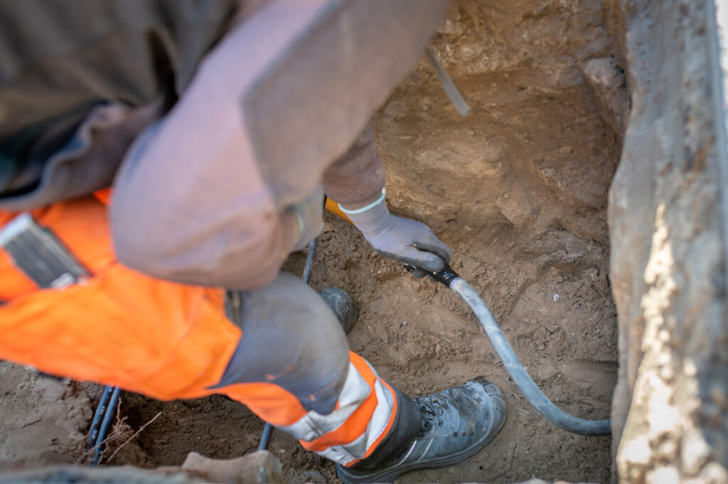Mitarbeiter bei der Überprüfung von Gasleitungen
